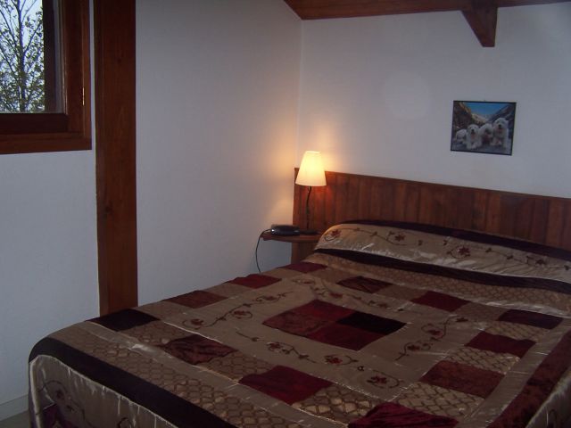  à l'étage chambre avec grand lit en 140