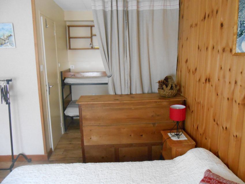 Un lit deux places et deux lits superposés