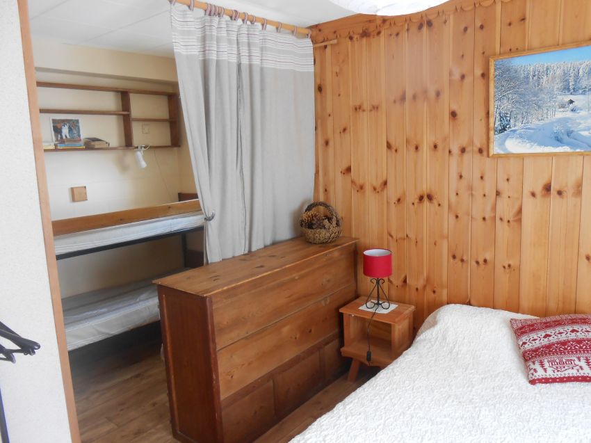 La chambre :1 lit deux places et des lits superposés.