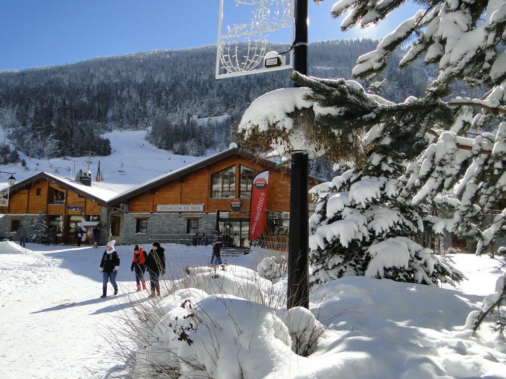 Vue du centre du village face aux pistes