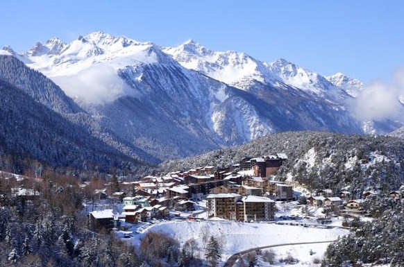 vue dégagée du balcon de l'appartement, sur la montée de la station, au fond la pointe des sarrasins à 2963m