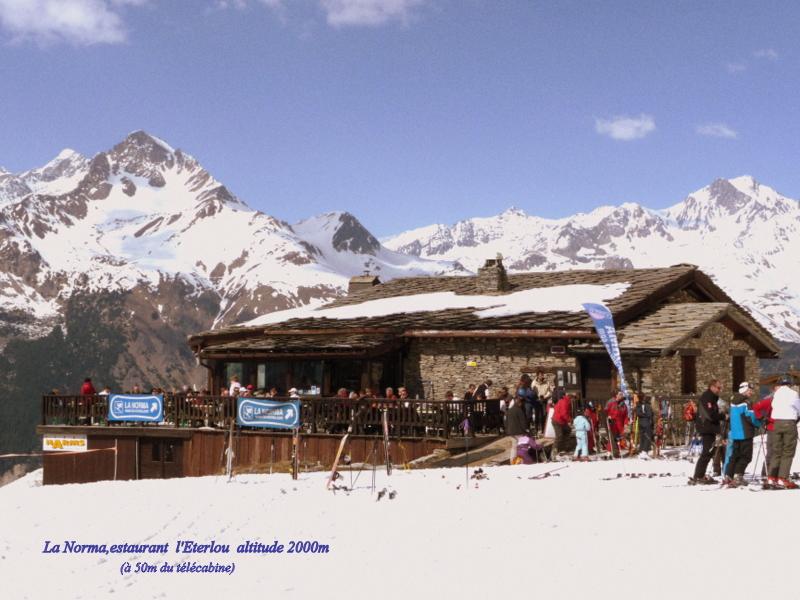 restaurant d'altitude sur les pistes à proximité de l'arrivée du téléphérique