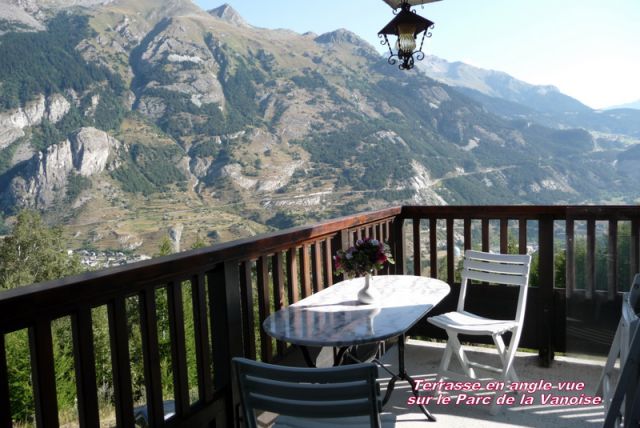 Le Balcon en angle vue panoramique sur la vallée, parking au pied du logement
- table terrasse 4 personnes, 
- vue sur le parc de la Vanoise
  et le fort Marie Christine au fond le village d'Aussois
  avec sa station.