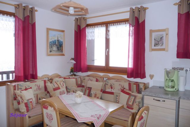 Le Séjour
- cadre lumineux et agréable,décor montagne (peinture et rénovation de l'appartement en  2022
- vue panoramique sur la vallée et le parc de la Vanoise
- table avec rallonges 6 couverts 
- banquette confortable
- TV écran plat 61cm, réceptio
