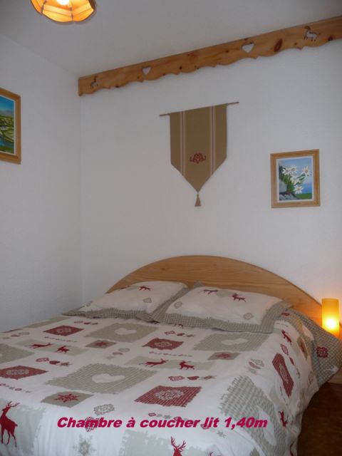La Chambre, à coucher individuelle
- grand lit 1,40m 2 personnes, sommier à lattes (neuve grand confort)
- commode assortie avec tiroirs, miroir  murale
- décor montagne