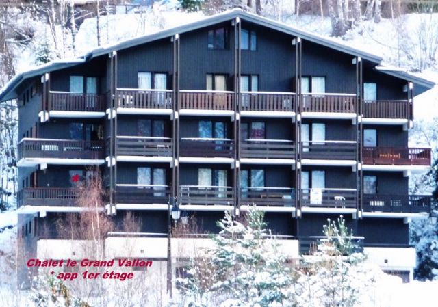 Votre appt au (niveau 2 à gauche avec (point rouge) au calme absolu avec vue dégagé, à 150 mètres des pistes, dans un magnifique chalet savoyard, avec balcon en angle, vue sur le parc de la Vanoise et la vallée de l'arc, vue dégagé sur la chaine 