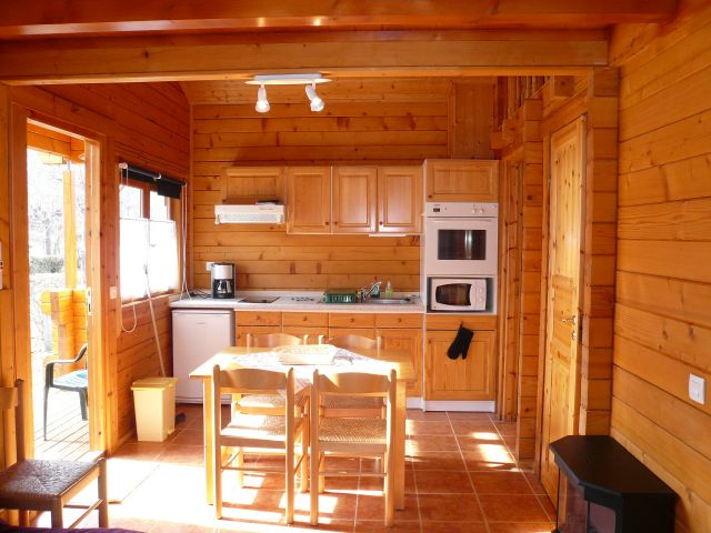 Coin cuisine chalet modèle "BOUTON D'OR 6 personnes"