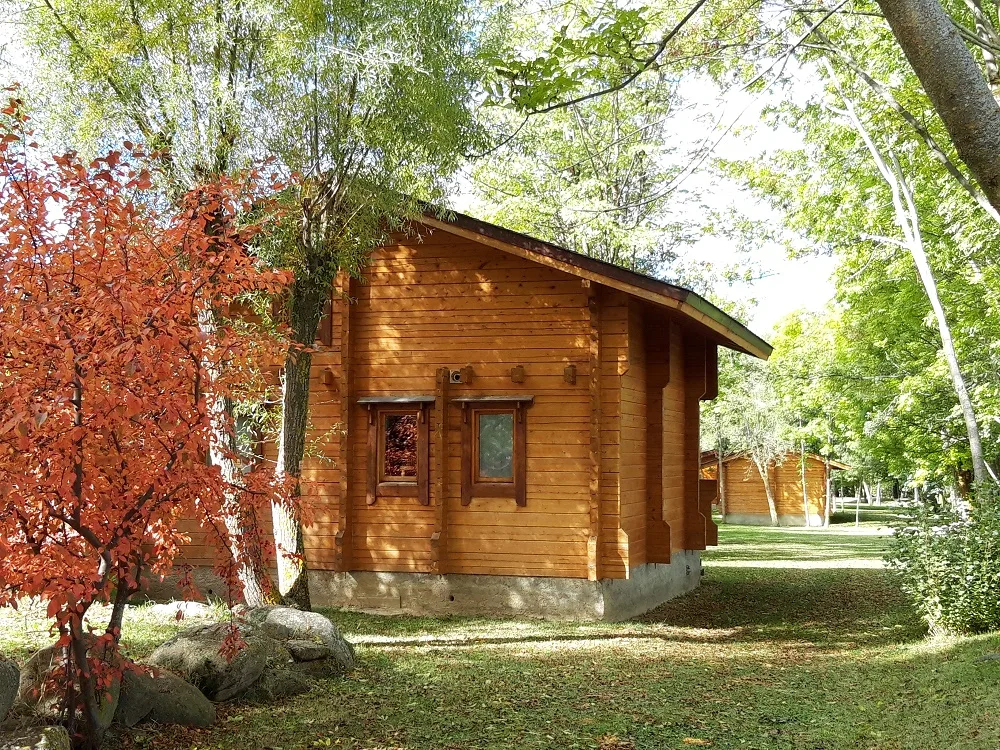 Chalet modèle "Bouton d'Or 6 personnes", pour des séjours de vacances de 2, 3 ou 7 nuits minimum selon la période. 