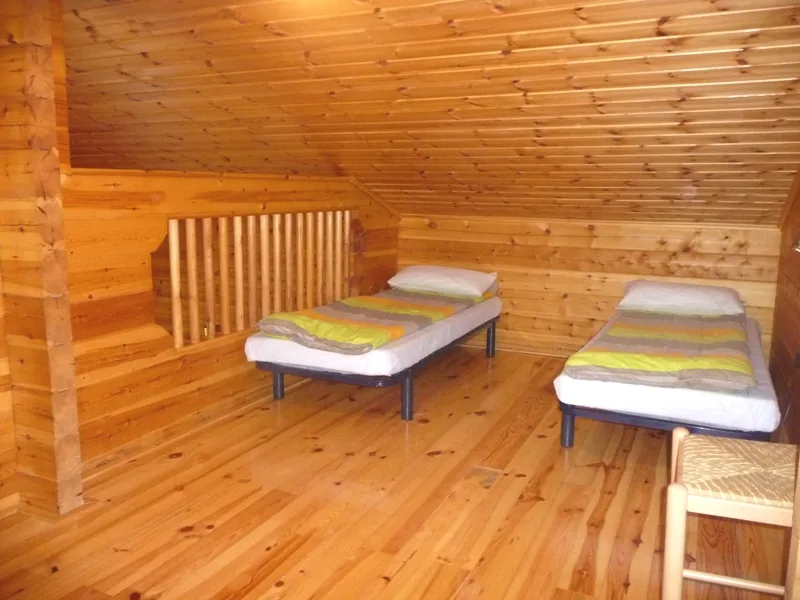 Chalet de vacances "Bouton d'Or 6 personnes".
2 lits individuels en mezzanine.