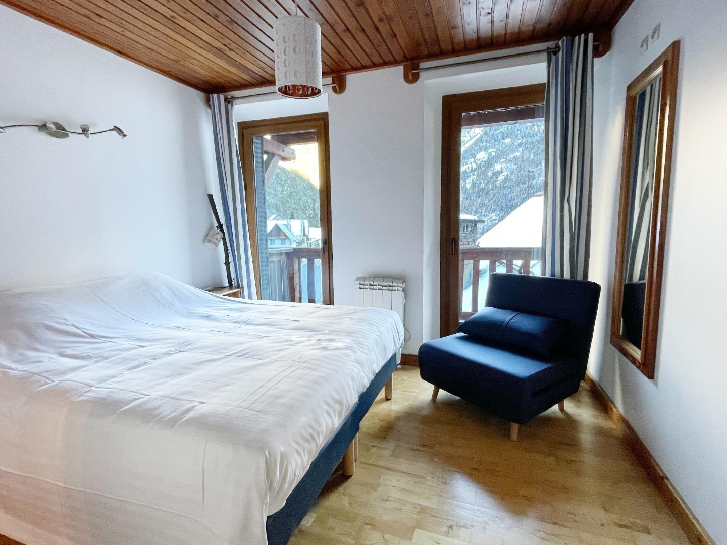Chambre avec 2 lits simples pouvant se rapprocher pour former un lit double.