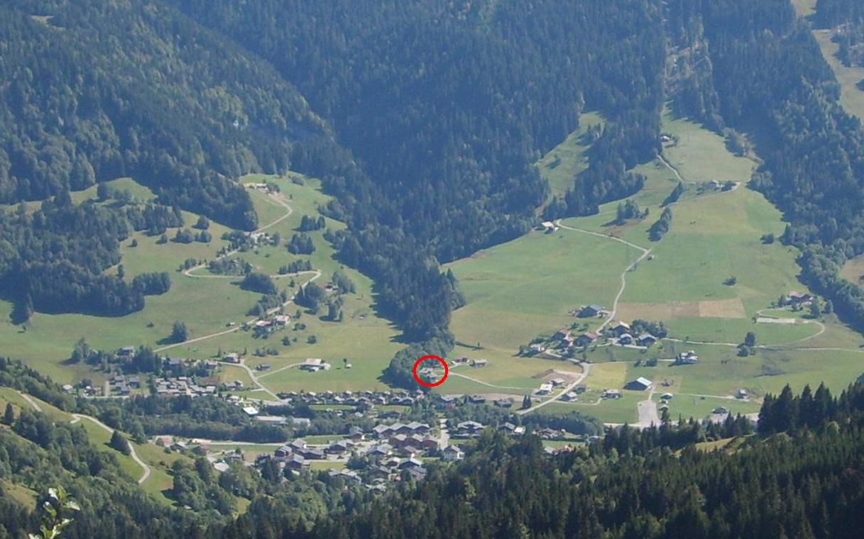 Situé au bas du domaine skiable. 
En hiver à 200 mètres des pistes de ski. Au calme en été.