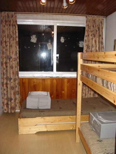 Chambre 2
3 lits de 1 personne
Chauffage d'appoint électrique