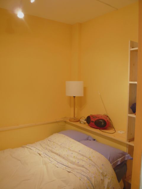 Chambre 1
lit 2 personnes et étagères