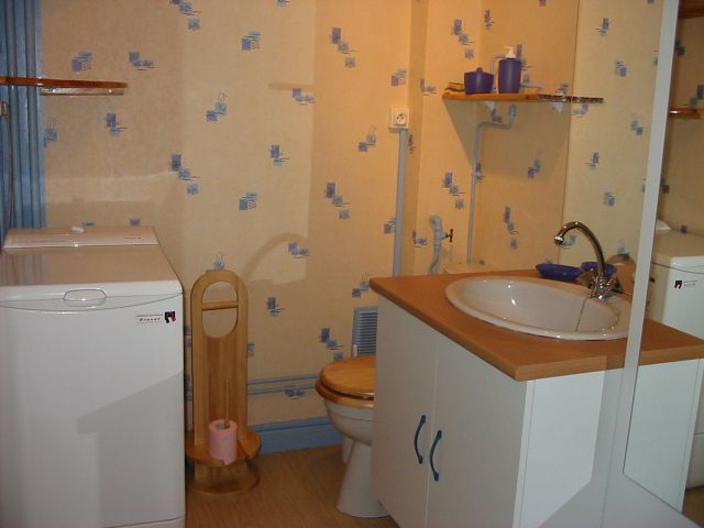 Salle de bain
lavabo + WC + douche + sèche linge + rangements