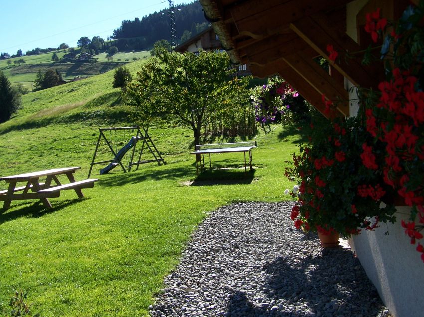 Balançoire, ping-pong, bac à sable, table de jardin.