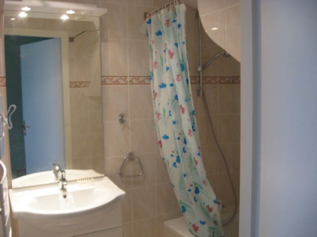 Une salle de bains avec baignoire.