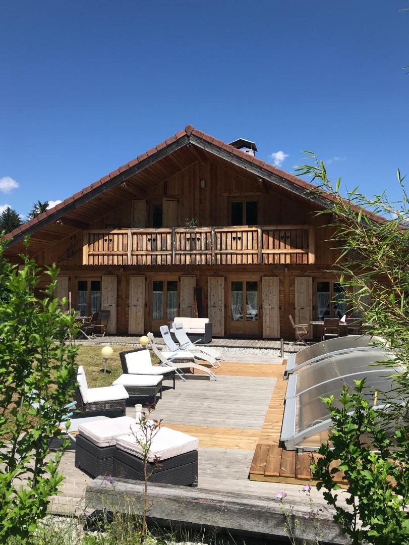 Le chalet Cassiopée en été. L'appartement Orion occupe l'étage