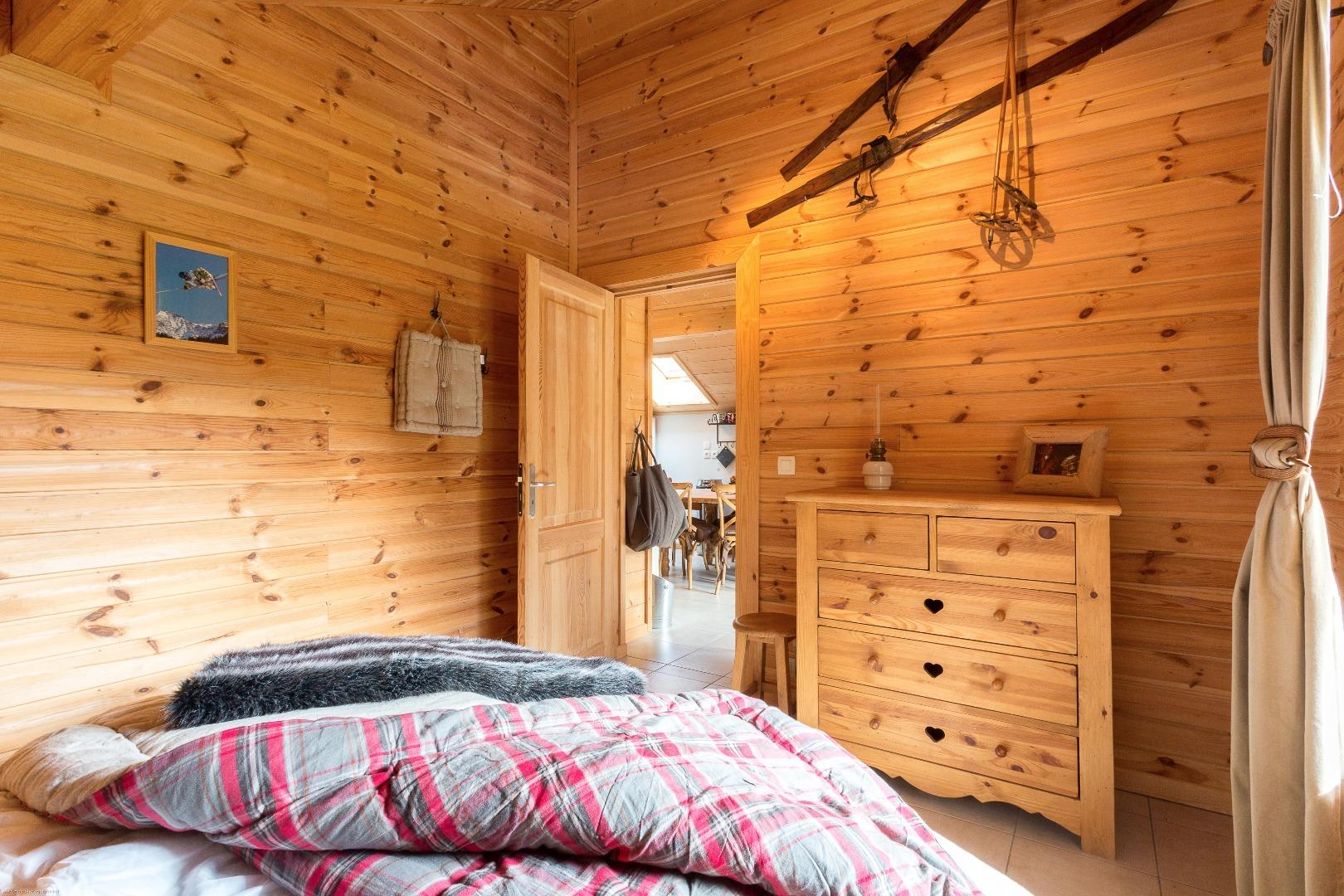 La chambre à coucher avec le lit king size