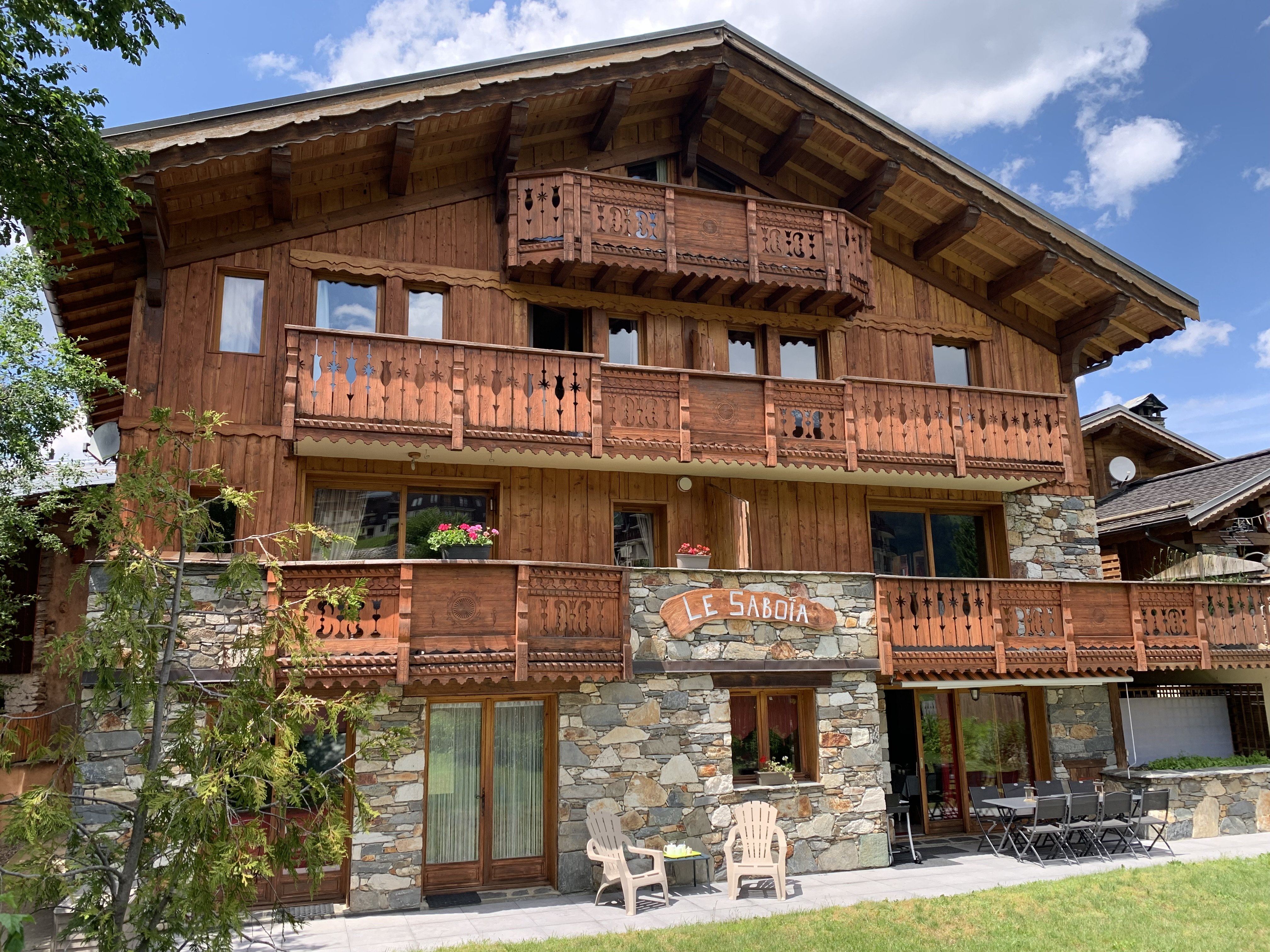 Chalet en pierre et bois, première ligne face aux pistes l'hiver et aux jardins l'été