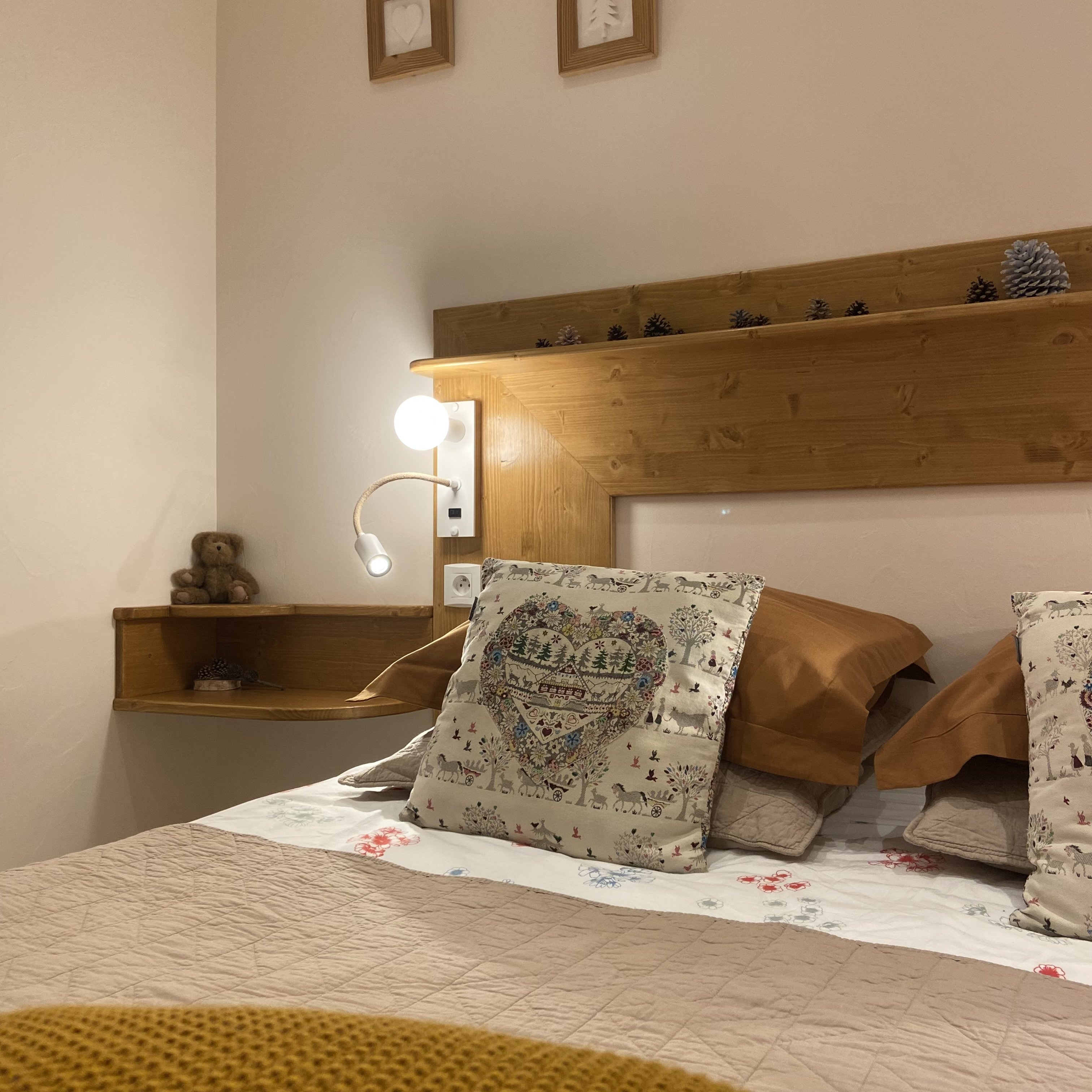 autre vue de la chambre de la location Casareva avec lit double 160 cm de large agencée avec double éclairage de chaque côté de la tête de lit, chevet + porte coulissante