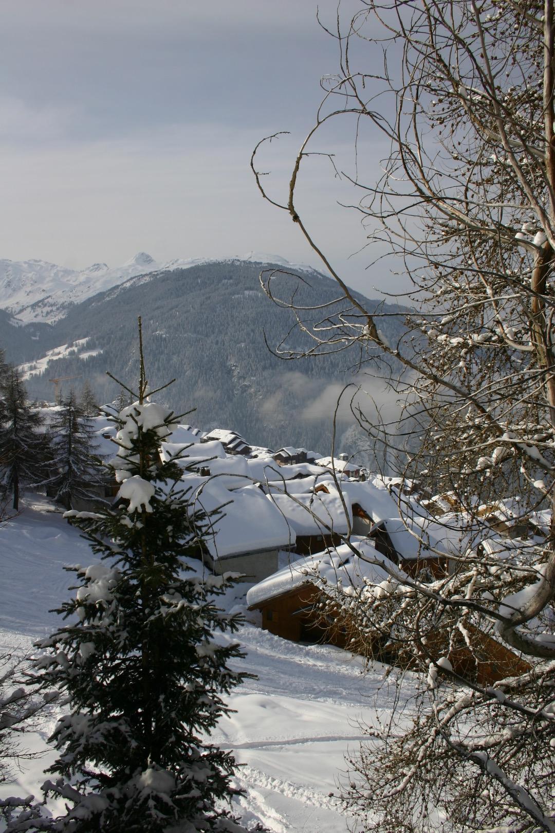 Vue de l'ensemble des chalets depuis la piste du dessus