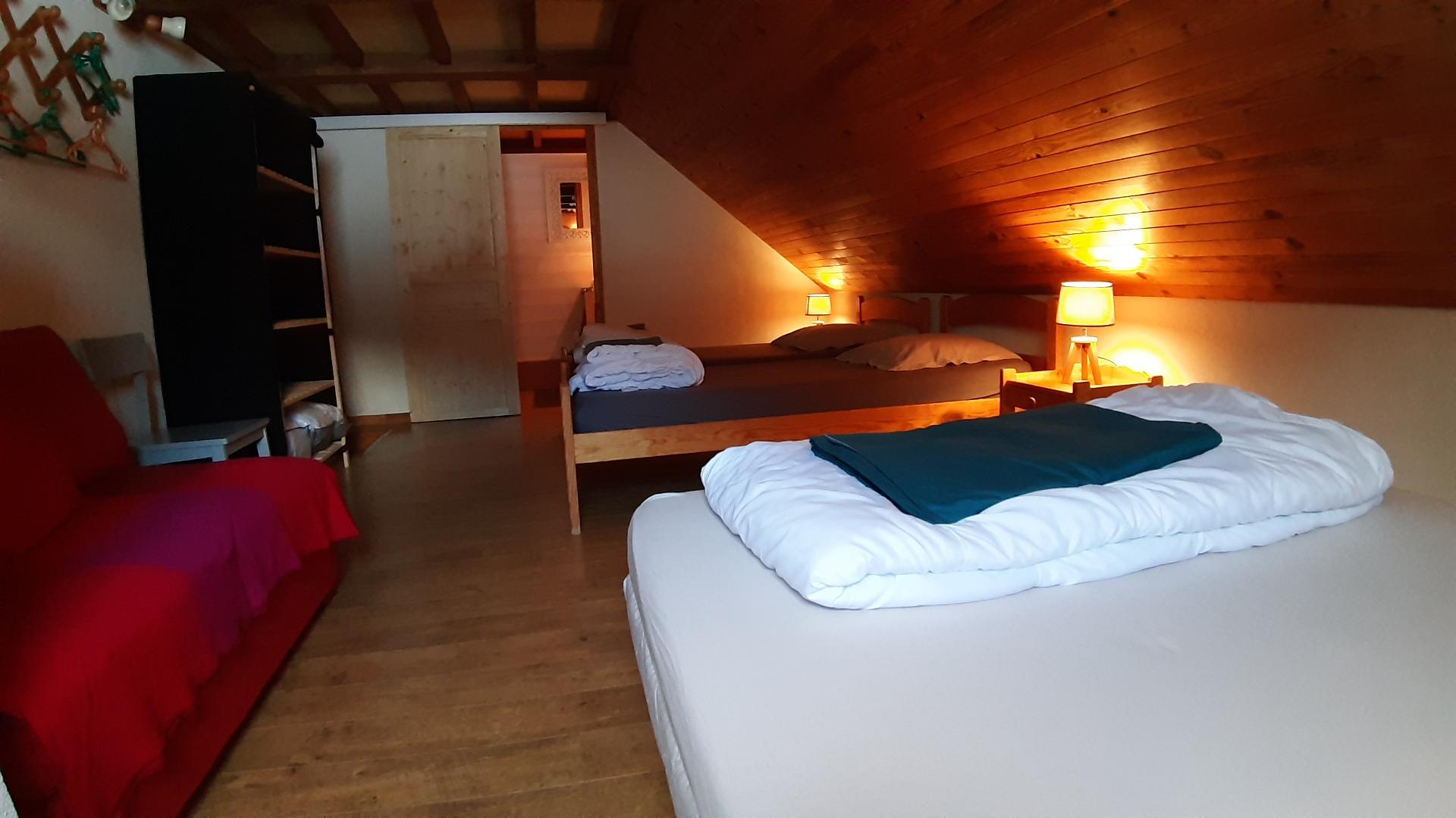 Chambre parentale et salle d'eau .