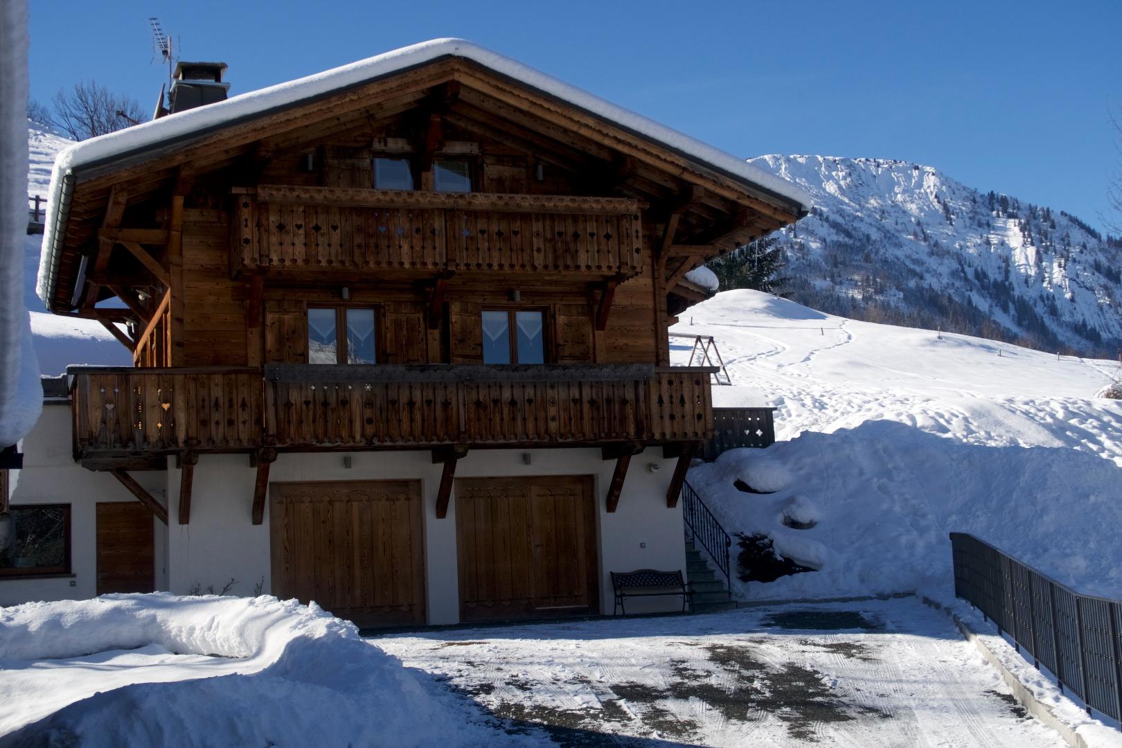 un chalet que pour vous au calme a 200M du centre village beaucoup de balade a fair grand champ pour faire de la luge 