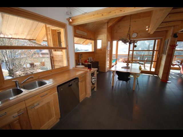 Cuisine ouverte sur salle à manger
