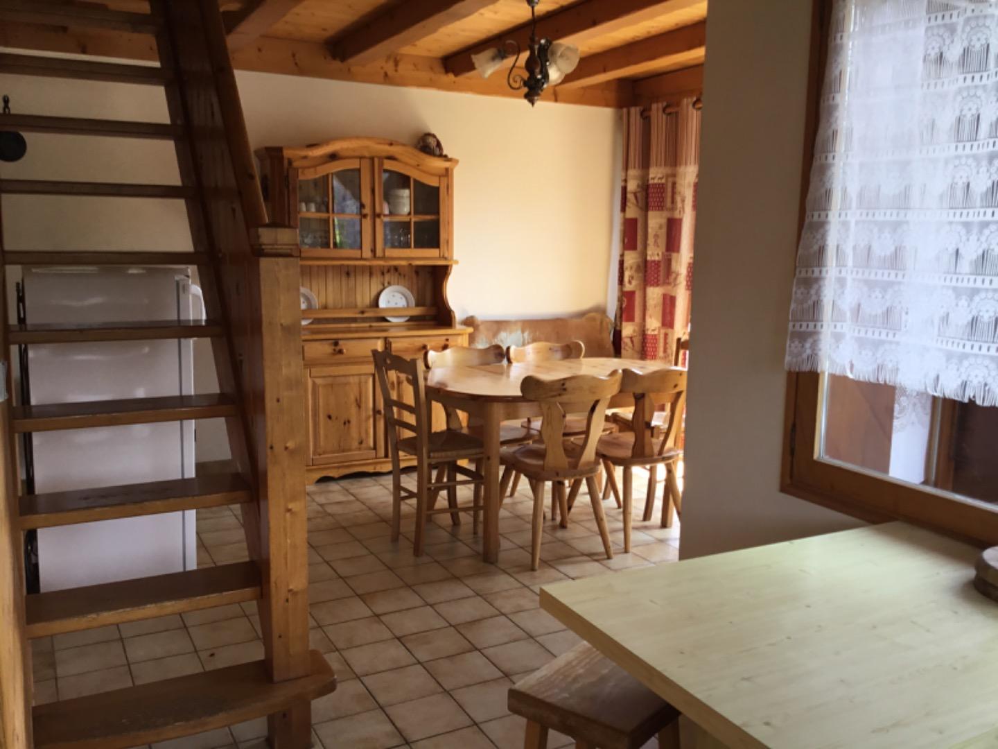 Vue salon avec montée escalier accès duplex