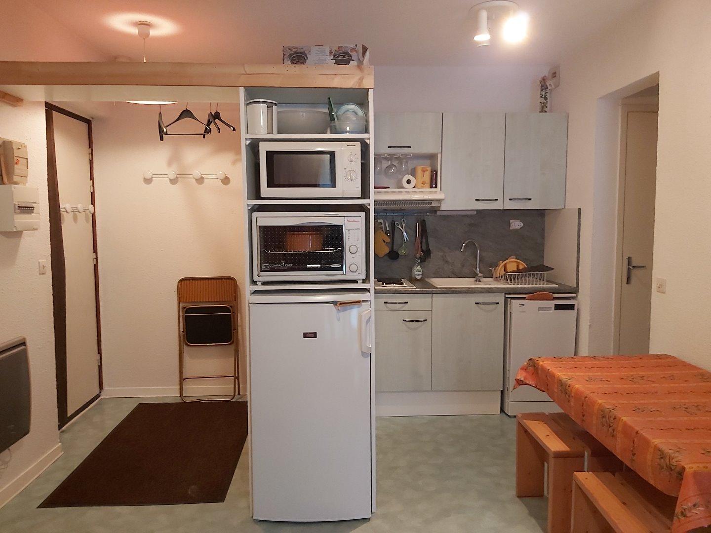 Cuisine équipée, frigidaire avec congélateur, lave vaisselle
batterie de cuisine compléte