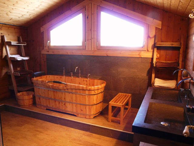 La grande salle de bain du 2ème étage sous les toits avec douche,baignoire et double-vasque.