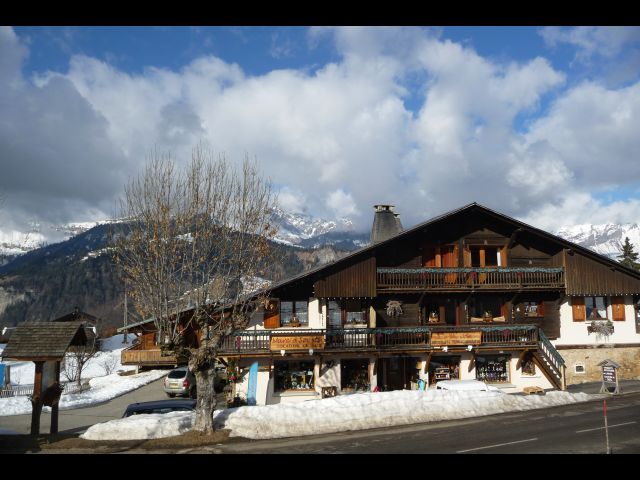 chalet situé au village, proche  de l'ESF, de l'Office de Tourisme, la poste, des remontées mécaniques,
au rez de chaussée laverie automatique