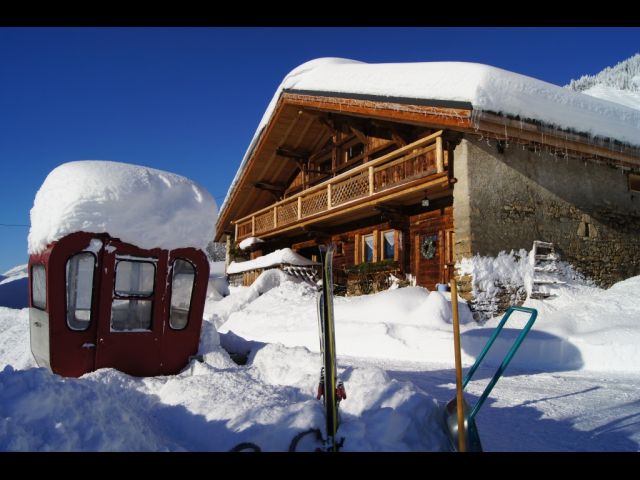 La cabine provient de la liaison de l'aiguille du midi 3842 m  à la pointe helbronner. Elle sert d'éclairage la nuit maintenant