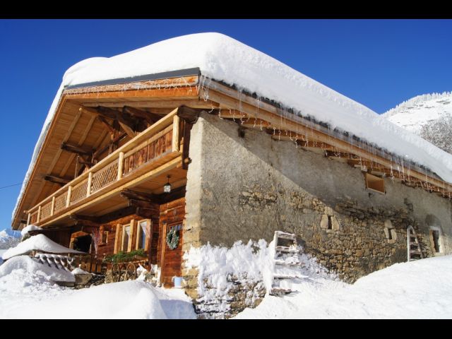 La toiture robuste supporte la charge de neige.