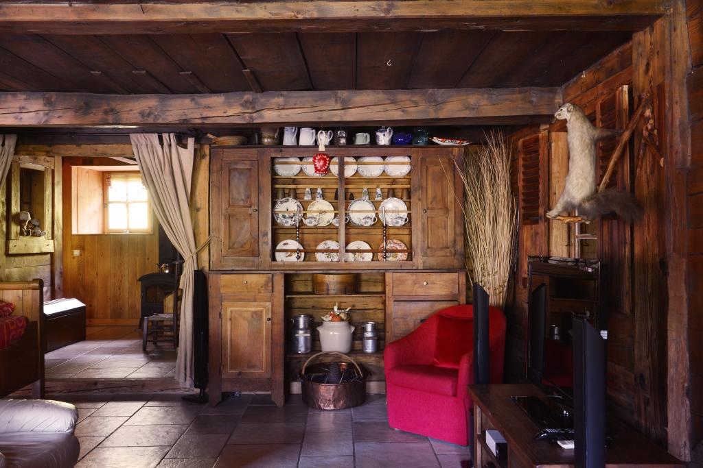Meuble typique val d'arly : la crédence
