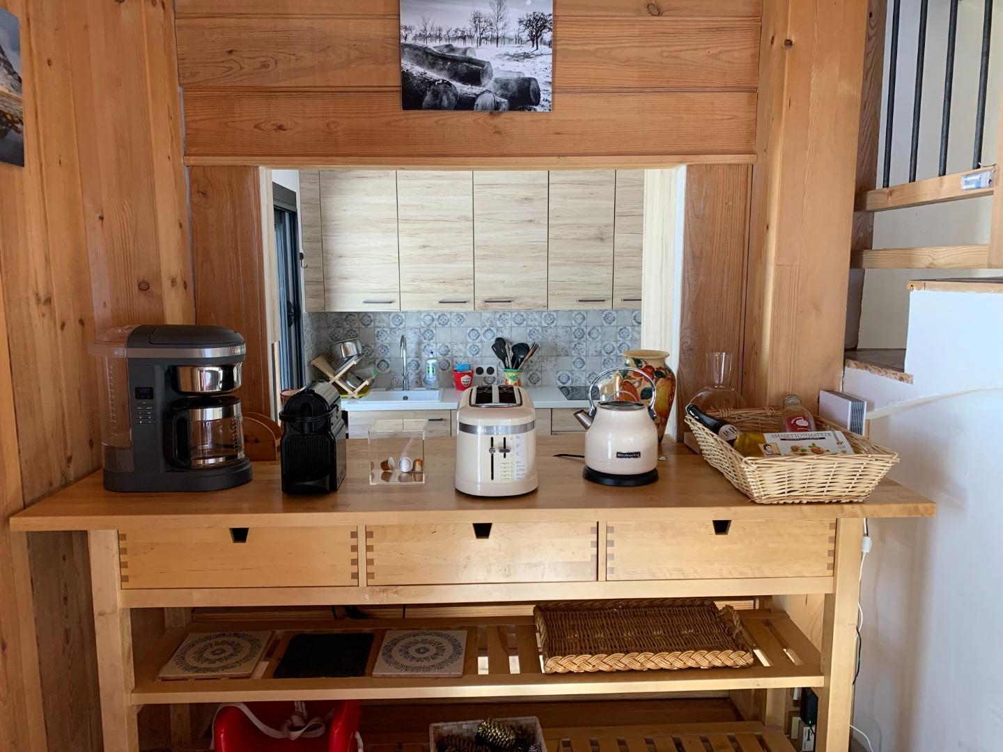 Passe plats avec machine à café filtre, machine à café expresso, toaster et bouilloire