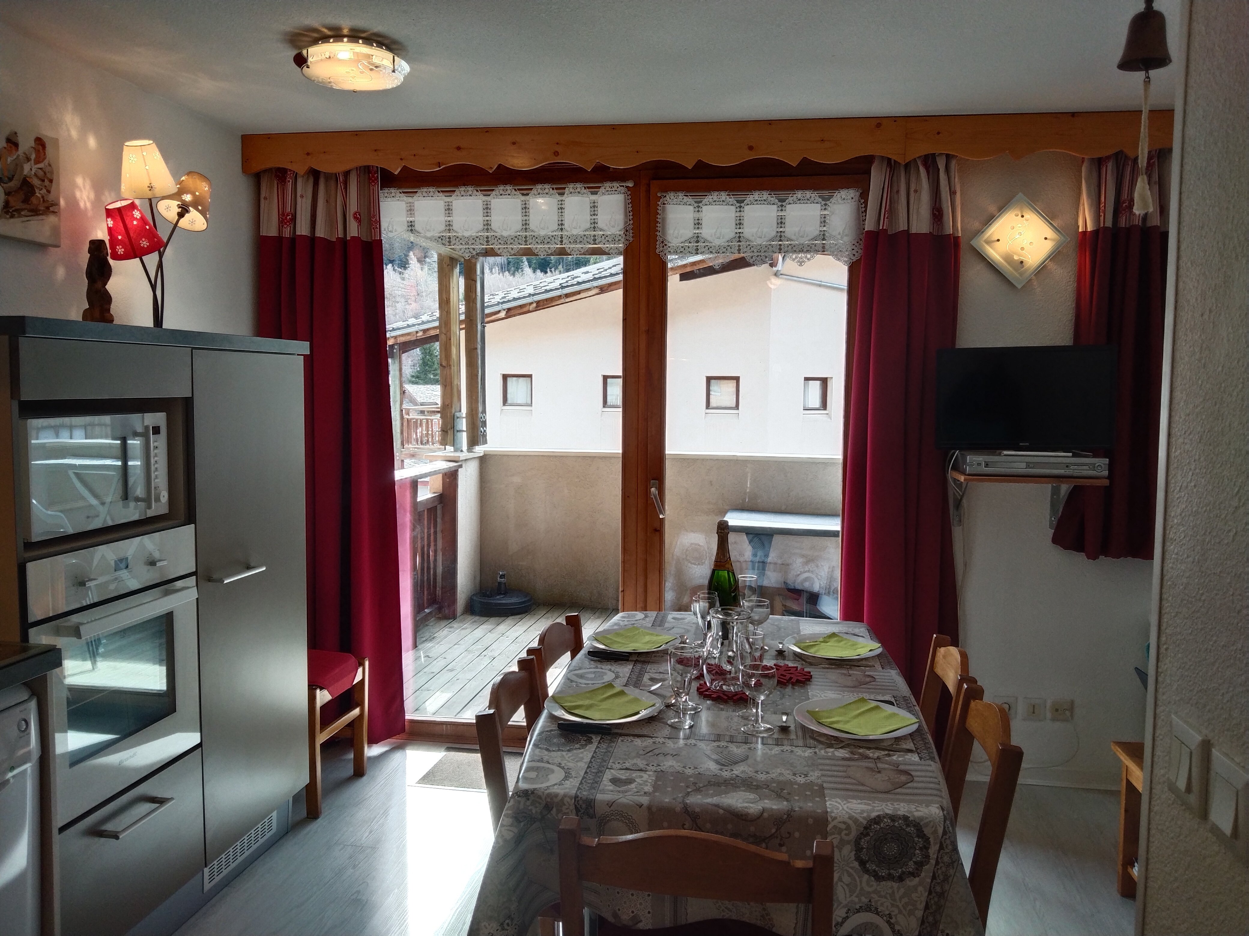 Coin repas avec vue sur la terrasse de 13.5m² exposée sud