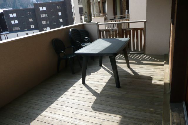 terrasse de 13,5 m², permet de prendre les repas à l'air pur exposée sud