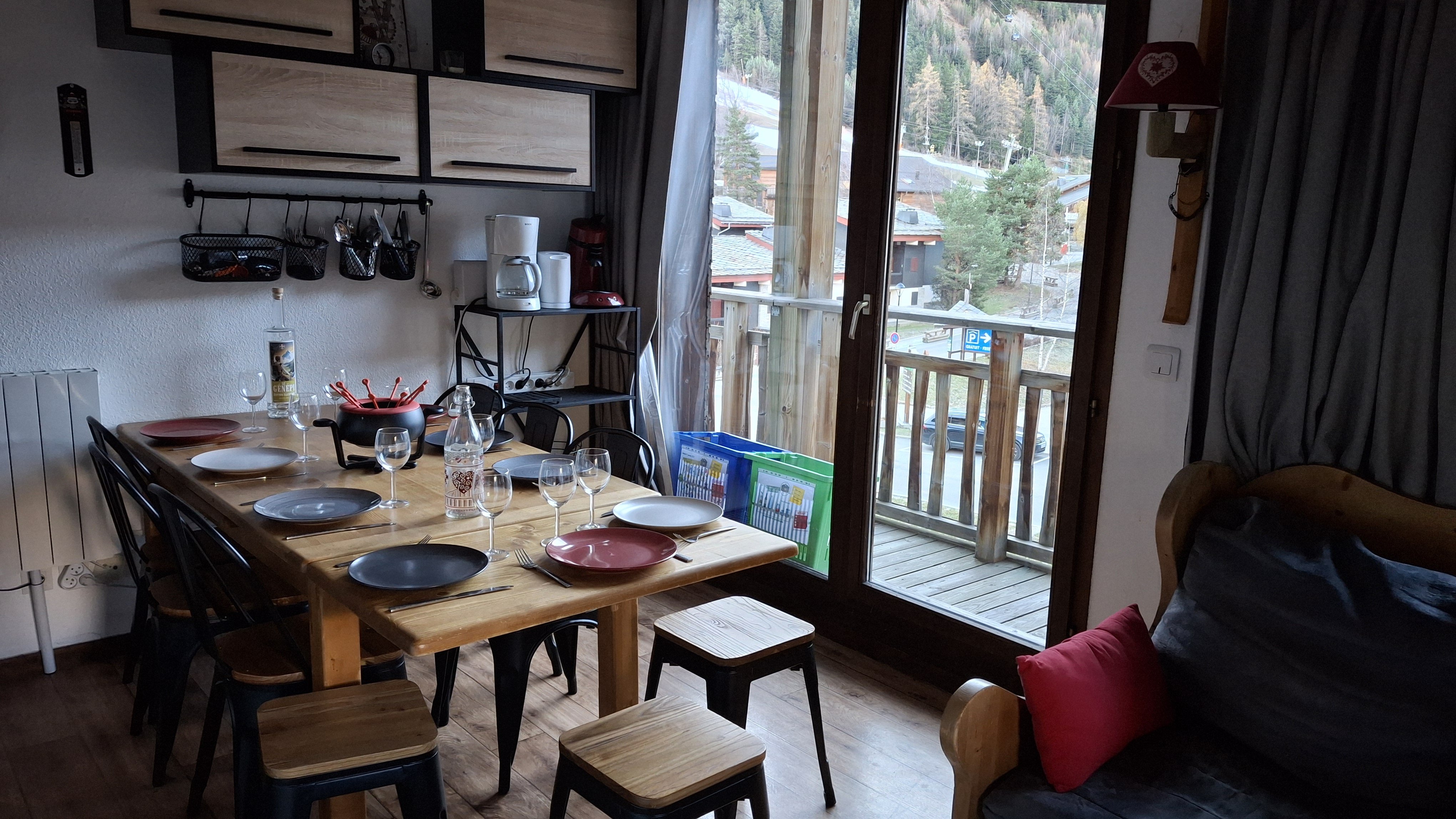 Grande table avec double rallonge pouvant accueillir 10 personnes.