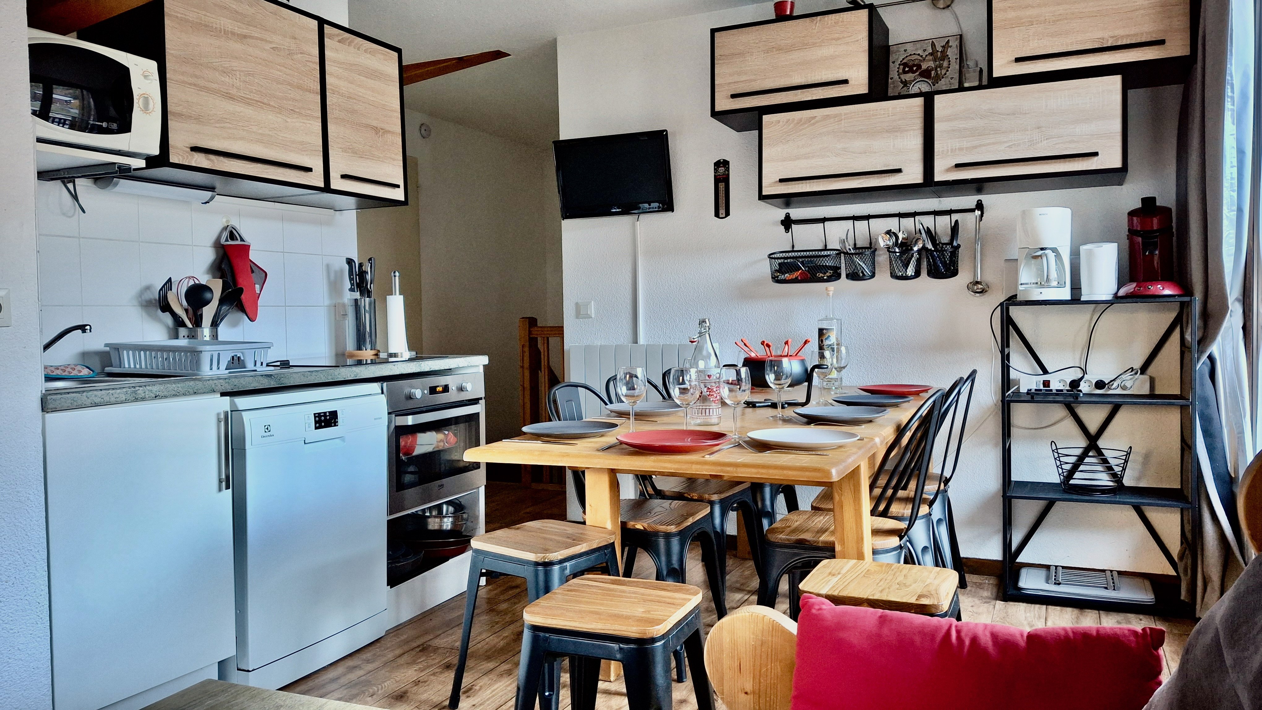 Grande table avec double rallonge pouvant accueillir 10 personnes.