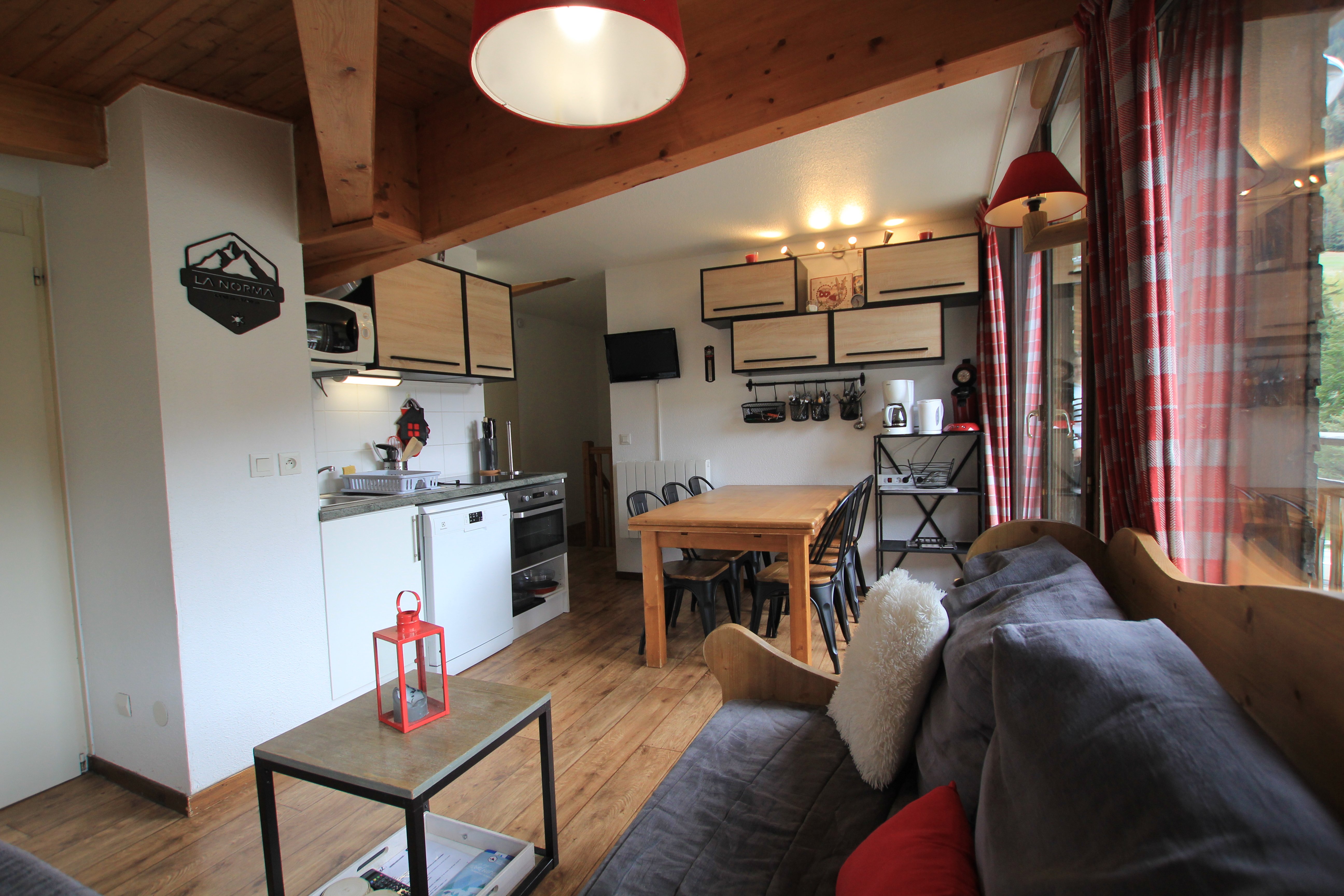 Cuisine toute équipée : plaques à induction, four à chaleur tournante et micro ondes, grand frigo, lave-vaisselle, cafetière à filtre et Senseo, grille-pain, bouilloire, appareils à raclette, fondue et croque monsieur, plancha grill électrique.