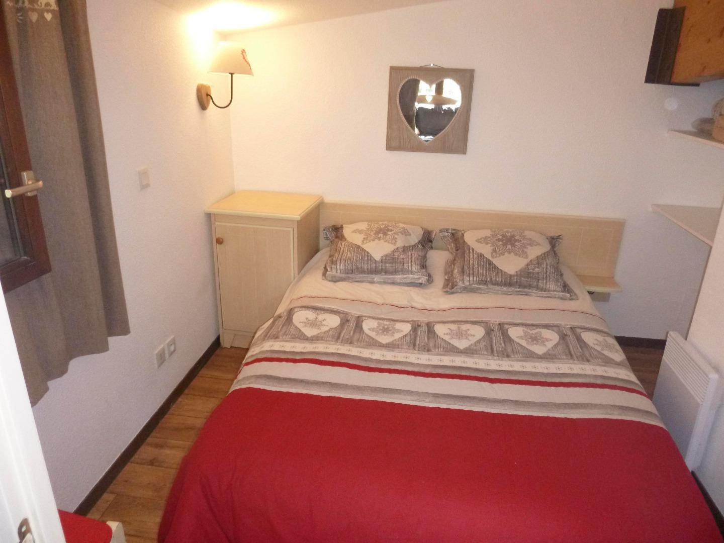 Chambre 1 :
Lit double 140*190 - meuble de rangement, patères et étagères