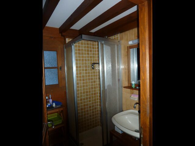 une des deux salles de douche