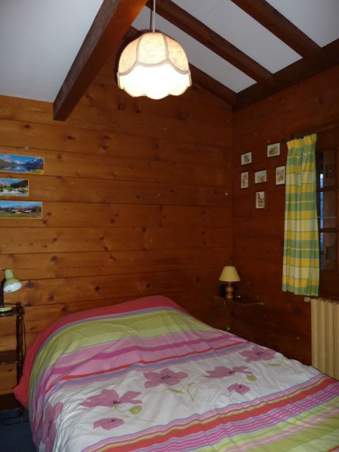 chambre avec 1 lit double en 140 à l'étage principal (rez de balcon)