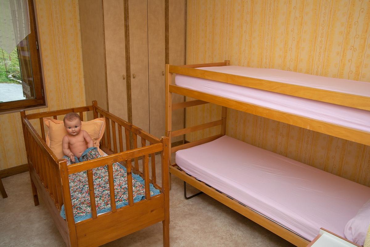 chambre 2 : lits superposés et lit parc, modulable...
