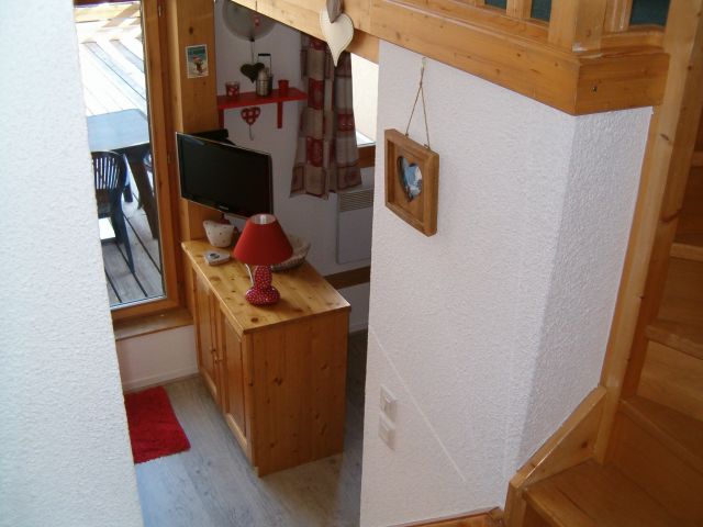 Vue depuis l'entrée avant de descendre vers le salon et la cuisine