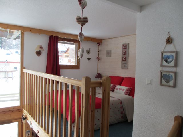 Vue sur la chambre avec sa rambarde qui surplombe le salon