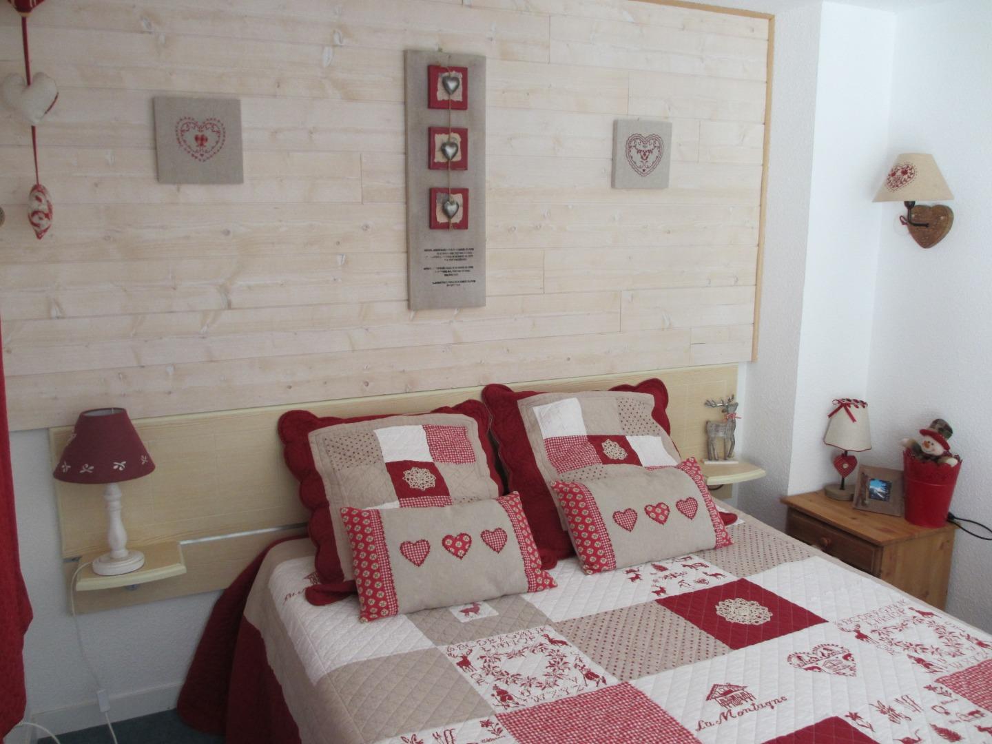 Vue sur la chambre à coucher avec son lit double