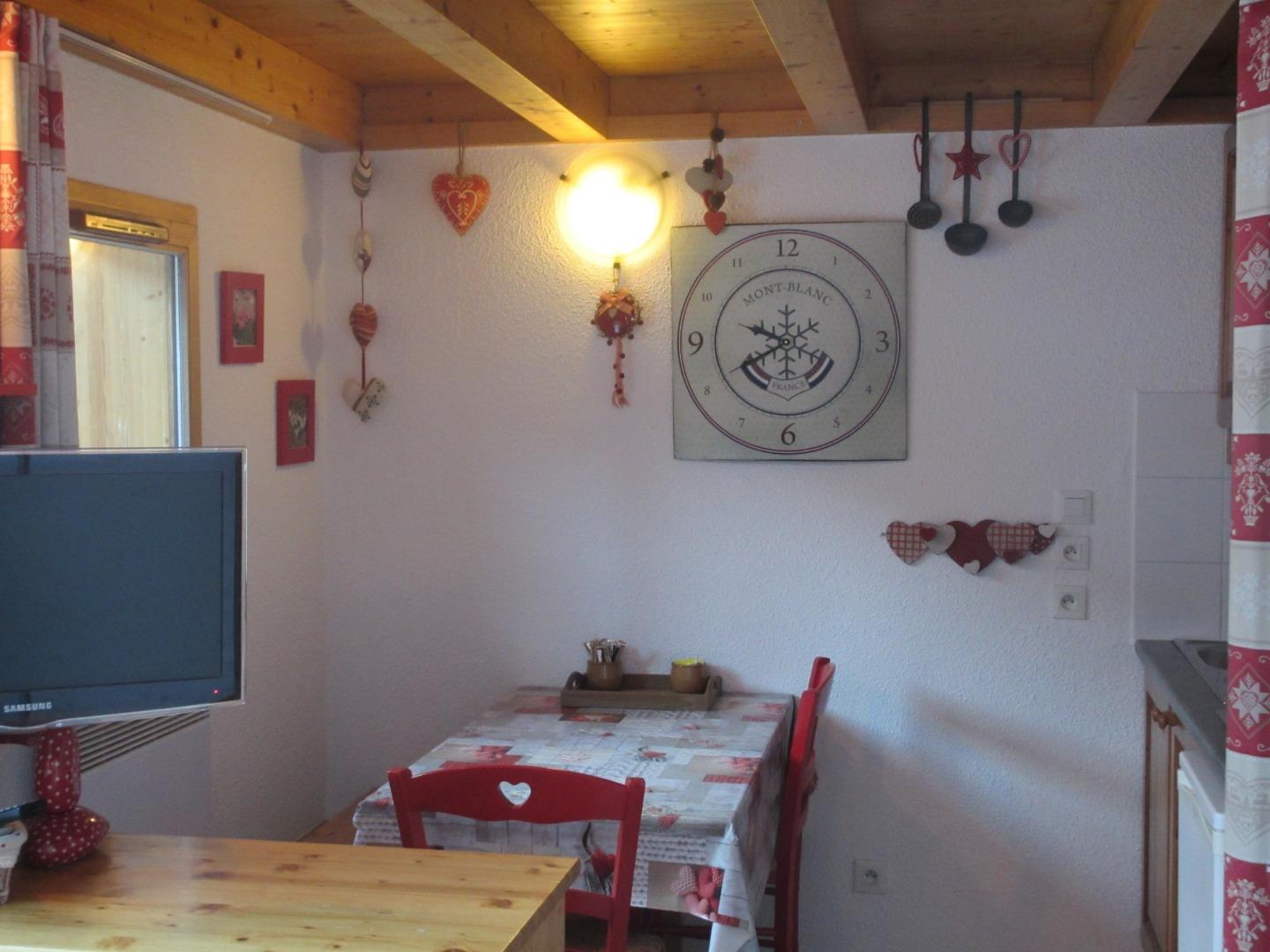 Vue sur le coin cuisine avec en premier plan le téléviseur