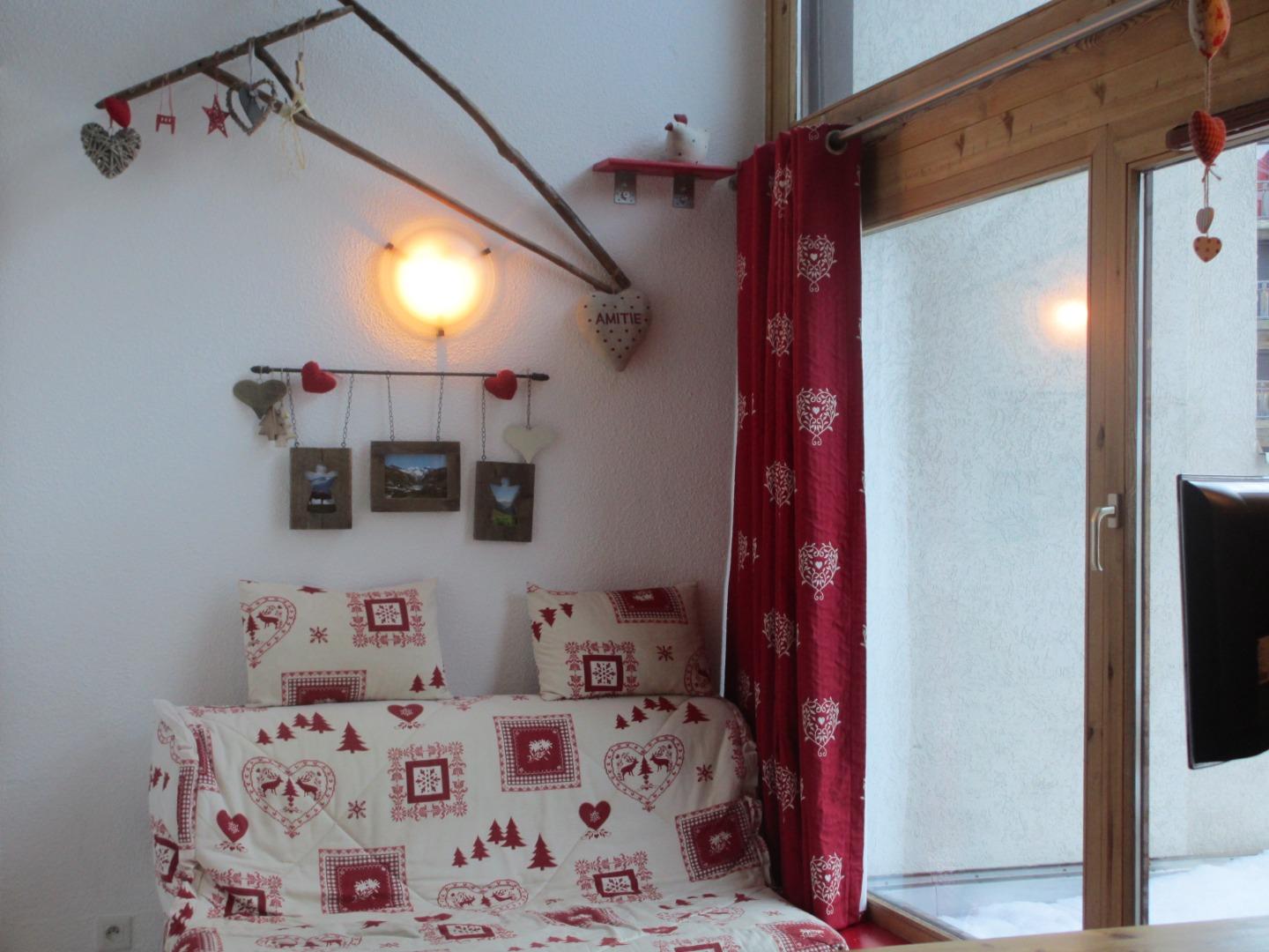 Vue sur le coin salon avec son canapé